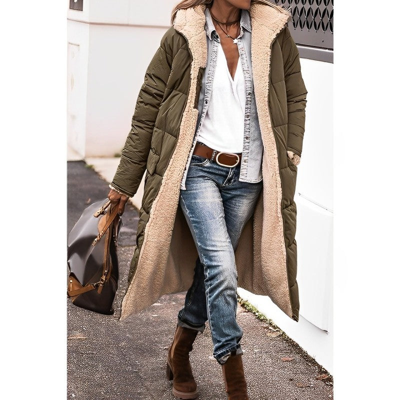 Eine frau in einem langer, bequemer armeegrün mantel und jeans