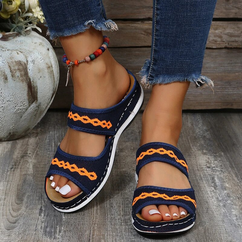 Ein modell, das blau orthopädische sommerschuhe trägt