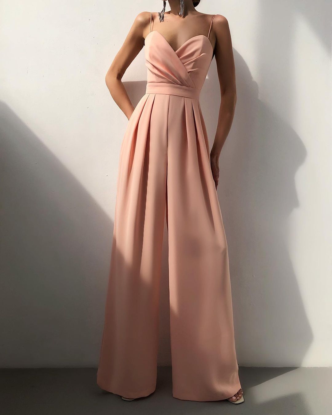 Model trägt einen rosa sexy riemen-overall