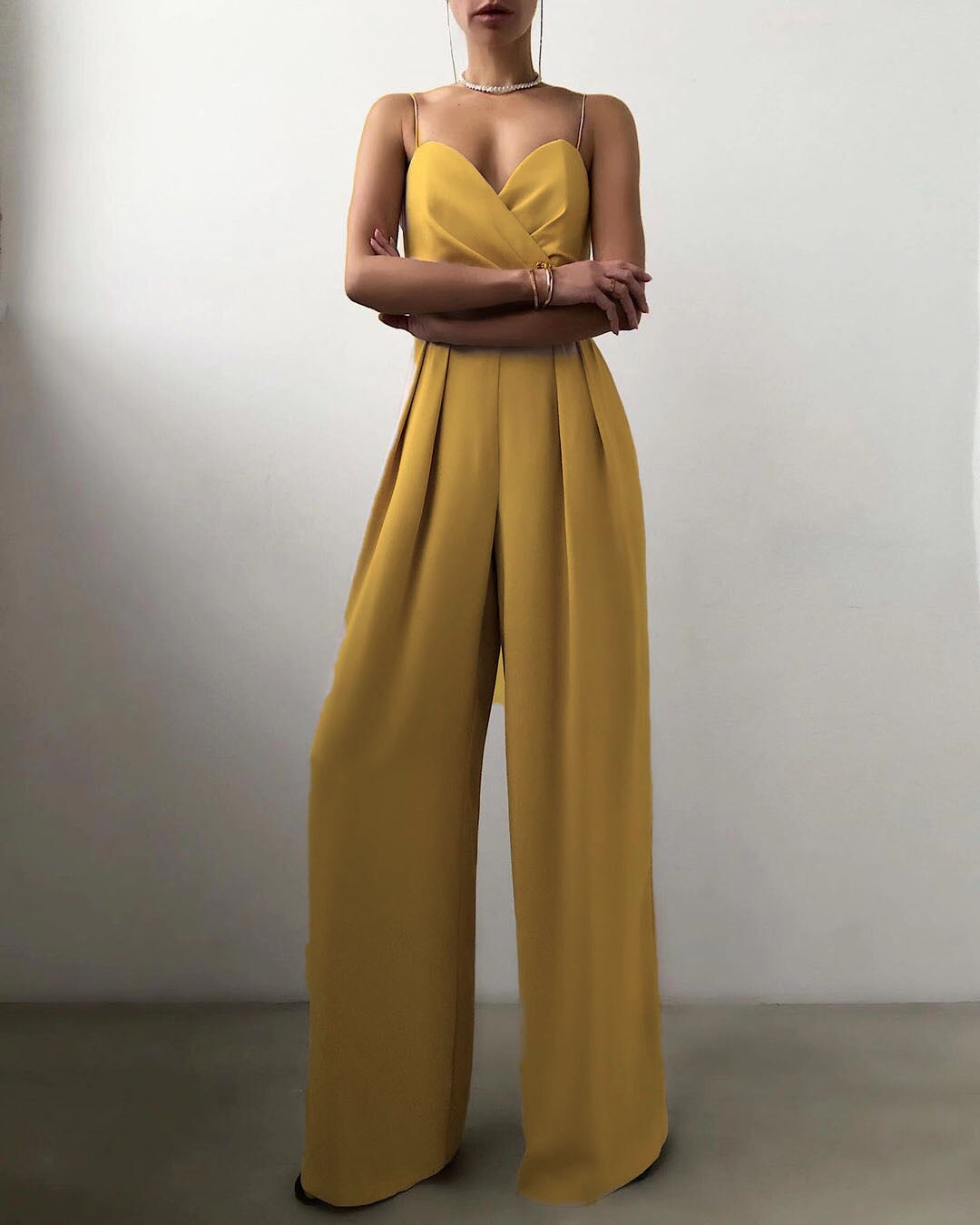 Model trägt einen gelb riemen-overall