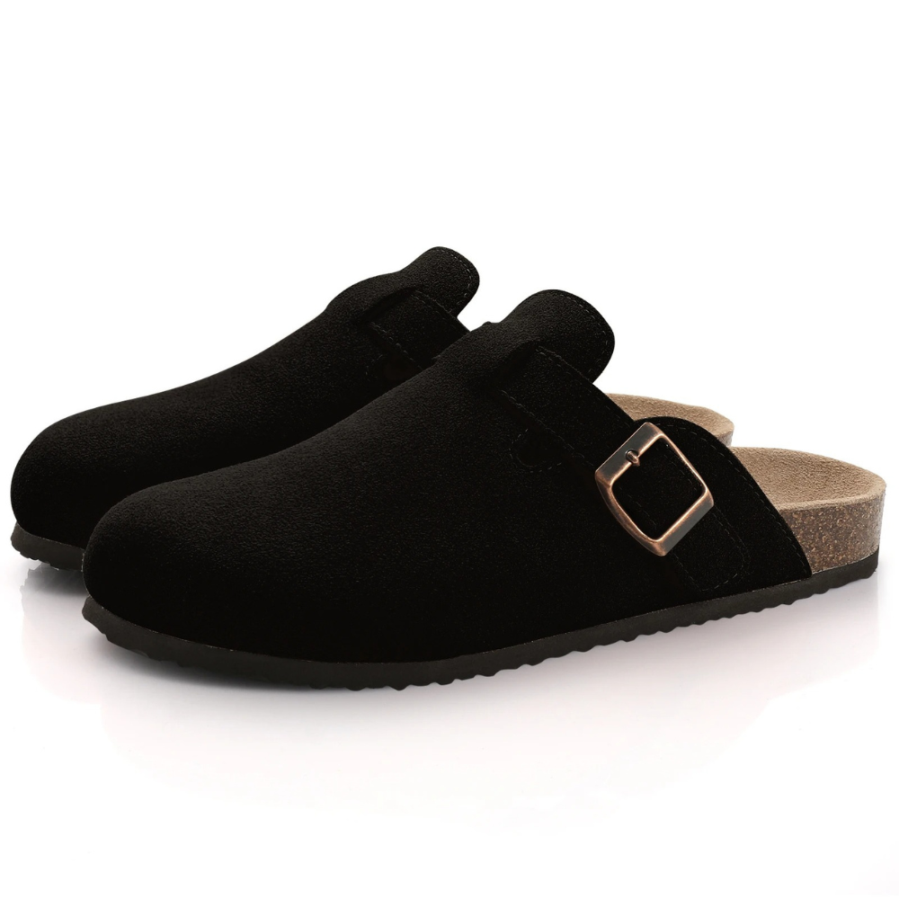 Schwarz orthopädische sandalen auf weißem hintergrund