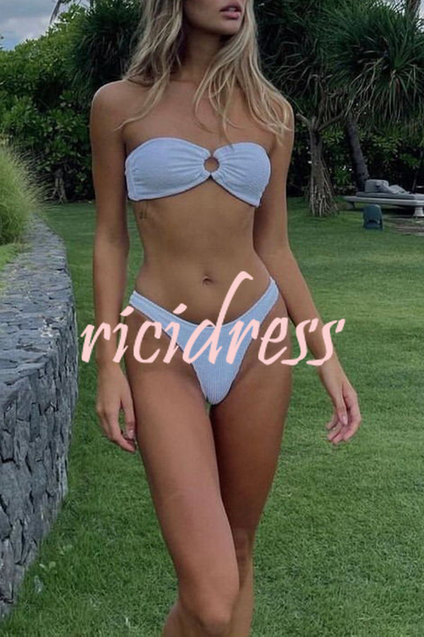 Figurbetonter Bandeau-Bikini mit Ringausschnitt