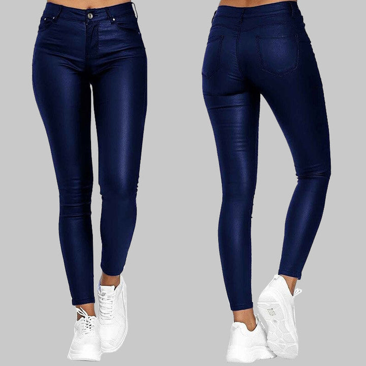 Vorder- und Rückseite einer Frau in blauen Röhrenjeans aus Leder