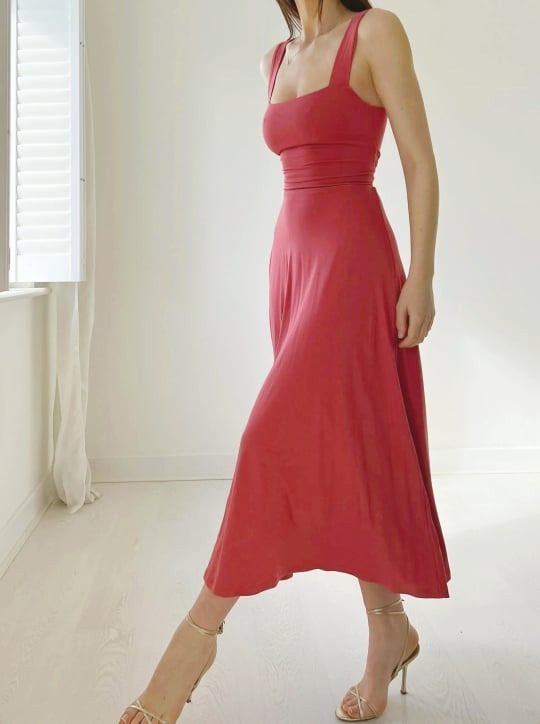 Frau im Rosa Kleid mit breiten Trägern