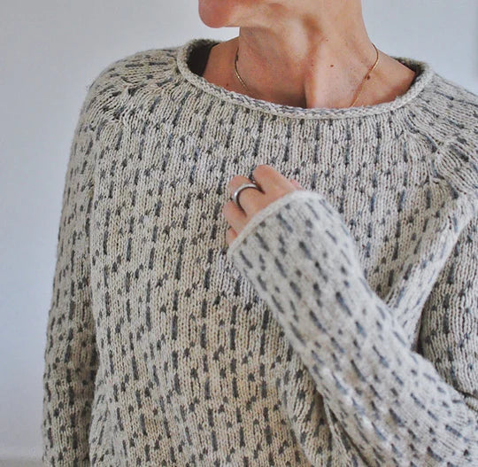 Schicke graue Strickjacke mit Rundhalsausschnitt