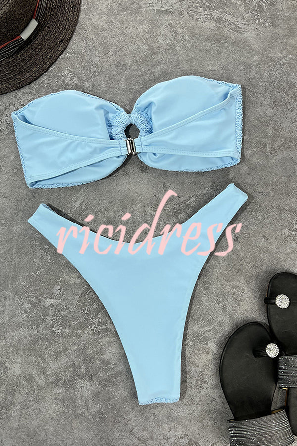 Figurbetonter Bandeau-Bikini mit Ringausschnitt