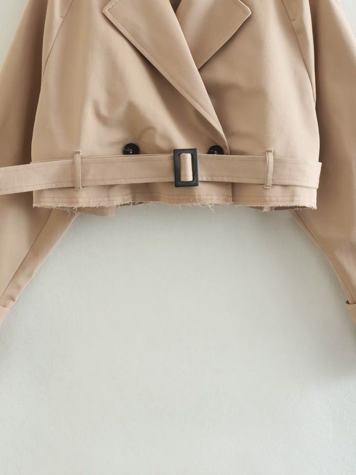 Nahaufnahme einer kurzen Jacke, die das Gürteldesign 
