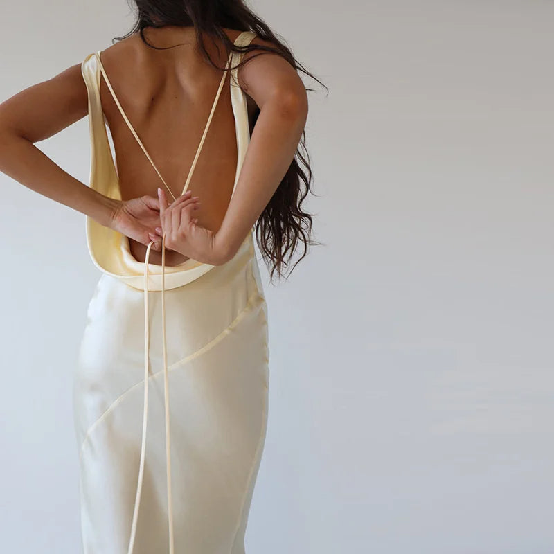 W&W Mode | Elegantes Kleid mit Wasserfallausschnitt im Meerjungfrauenstil