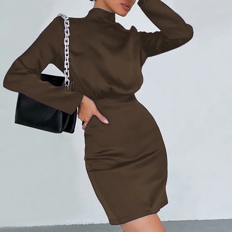 W&W Mode | Elegantes Rollkragenkleid mit Raffung