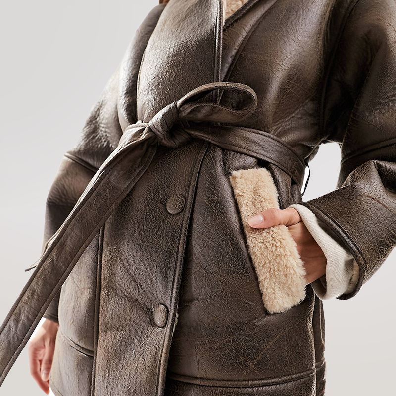 Damen Kunstlederjacke mit weichem Sherpa-Futter und Gürtel