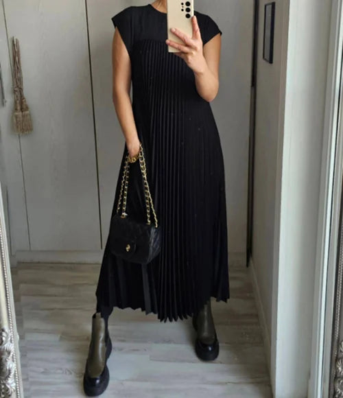 W&W Mode | Schlichtes monochromes Plisseekleid