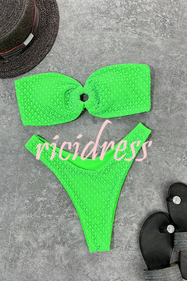 Figurbetonter Bandeau-Bikini mit Ringausschnitt