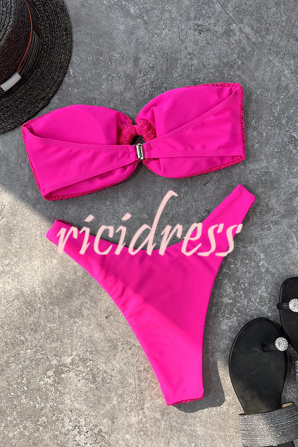 Figurbetonter Bandeau-Bikini mit Ringausschnitt