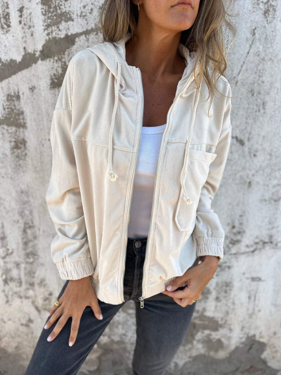 W&W Mode | Lässige Jacke Mit Weißer Kapuze Und Reißverschluss