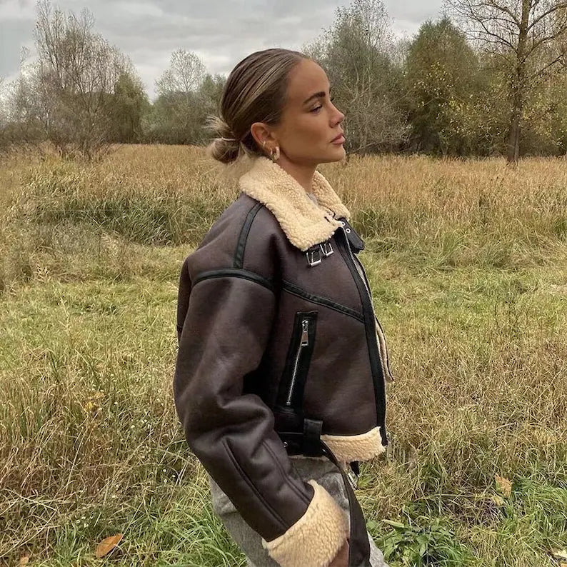 Damen-Shearling-Jacke mit silbernen Schnallen und Seitentaschen