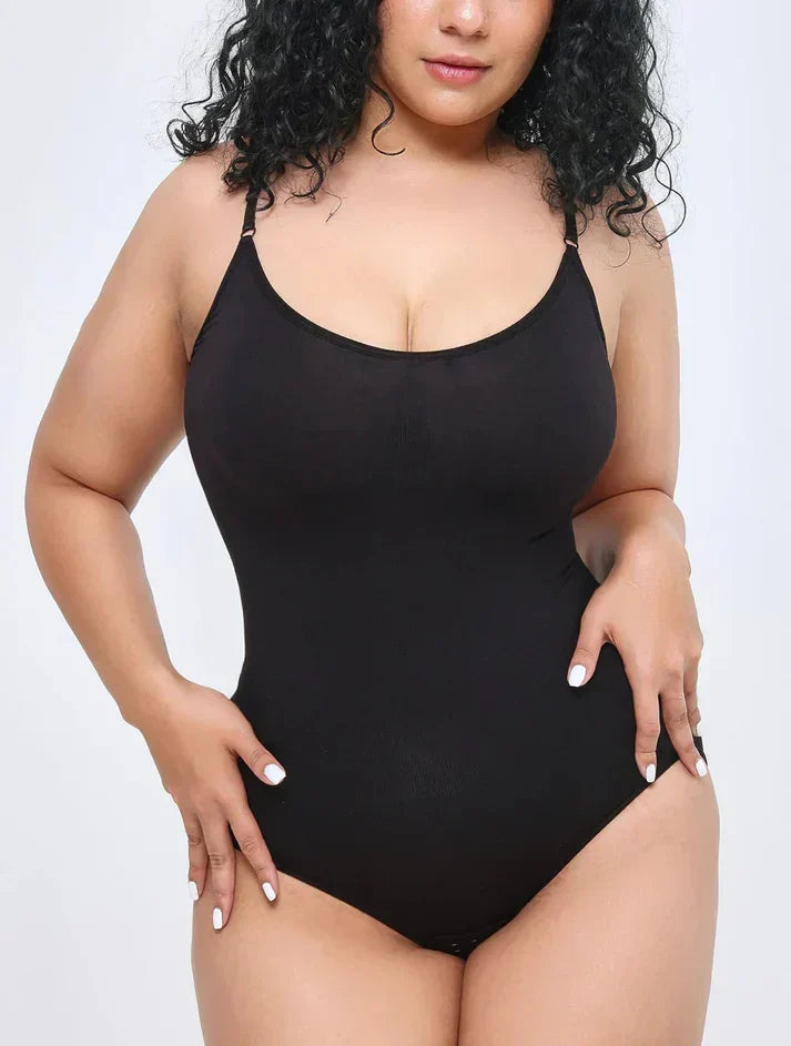 Vorderansicht einer Frau in einem schwarz Shapewear-Bodysuit, wobei Passform und Design hervorgehoben werden.