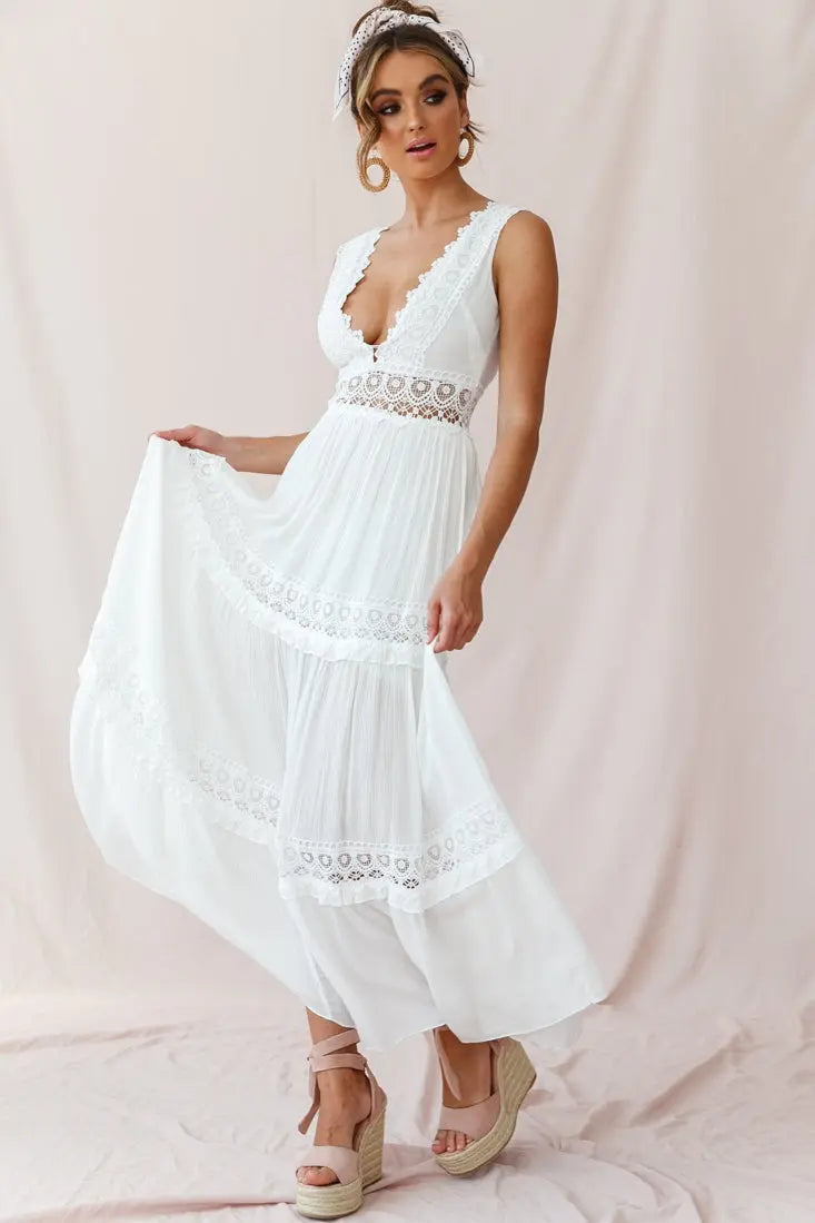 W&W Mode | Weißes Boho Maxikleid Mit Häkeleinsätzen & Tiefem V-Ausschnitt