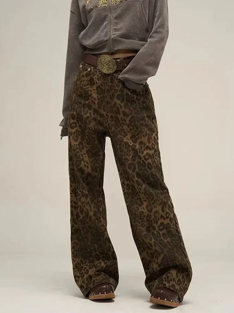 Frau trägt Jeans mit Leopardenmuster, die ihrem Outfit eine mutige und stilvolle Note verleihen.