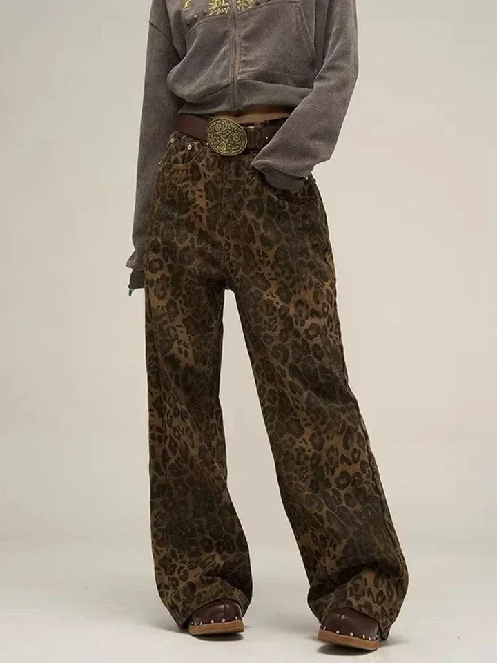 Frau trägt Jeans mit Leopardenmuster, die ihrem Outfit eine mutige und stilvolle Note verleihen.