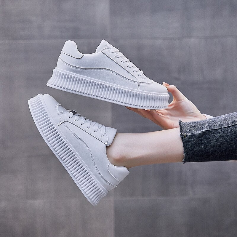Plateausneaker mit Schnürung und Eco-Leder-Obermaterial
