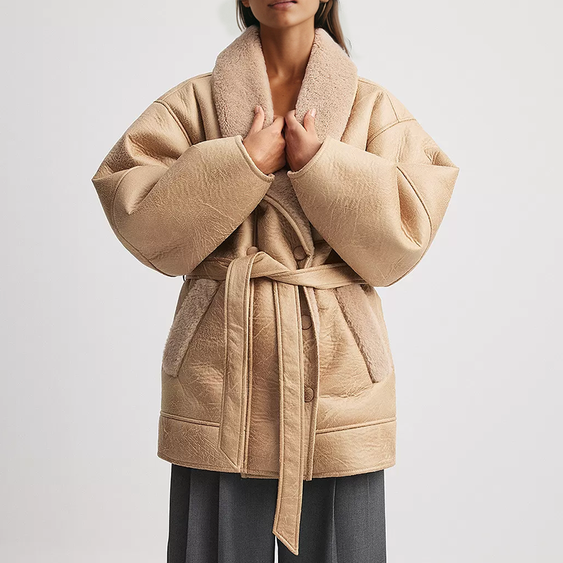Damen Kunstlederjacke mit weichem Sherpa-Futter und Gürtel