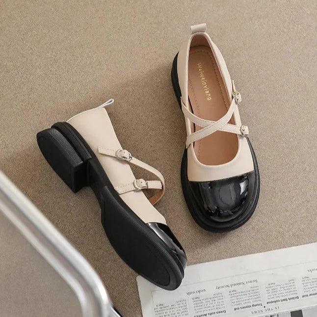 Zweifarbige Mary-Jane-Schuhe mit Doppelriemen und Plateauabsatz